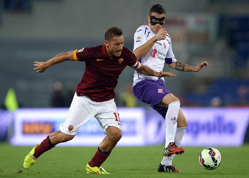 Totti contro Gonzalo Rodriguez: con questa partita il capitano della Roma ha raggiunto Vierchowod al quinto posto nella classifica di presenze in serie A. Afp